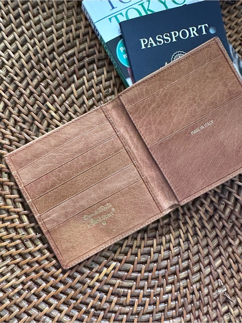 Oscar de la Renta Bond Street Leather bi-fold Wallet Brown Tan Made in Italy